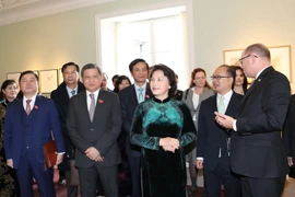 Chủ tịch Quốc hội Thụy Điển Urban Ahlin mời Chủ tịch Quốc hội Nguyễn Thị Kim Ngân tham quan Nhà Quốc hội Thụy Điển. (Ảnh: Trọng Đức/TTXVN)