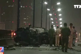 Cặp đôi văng khỏi xe Range Rover sau tai nạn trên cầu Sài Gòn