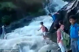 Thót tim cảnh học sinh băng qua dòng nước chảy xiết để kịp tới lớp