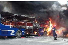 [Video] Hai xe ôtô đấu đầu, bốc cháy gây tắc nghẽn Quốc lộ 1A