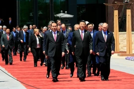 Chủ tịch nước Trần Đại Quang, Chủ tịch Trung Quốc Tập Cận Bình, Tổng thống Nga Vladimir Vladimirovich Putin cùng trưởng đoàn các nước tham dự diễn đàn. (Ảnh: Nhan Sáng/TTXVN)