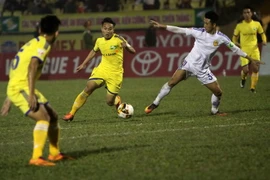 Pha đi bóng của cầu thủ Sông Lam Nghệ An. (Ảnh: Thanh Tùng/TTXVN)