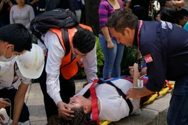 Lực lượng cứu hộ chuyển người bị thương sau trận động đất ở Mexico City ngày 19/9. (Nguồn: THX/TTXVN)