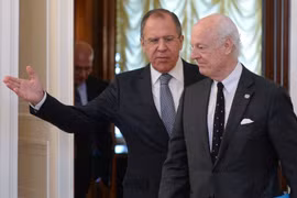 Ngoại trưởng Nga Sergey Lavrov (trái) và Đặc phái viên của Liên hợp quốc về Syria Staffan de Mistura. (Nguồn: Sputnik)