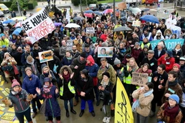 Các nhà hoạt động biểu tình yêu cầu các quyền lợi cho người nhập cư tại Brussels, Bỉ, ngày 6/3. (Nguồn: AFP/TTXVN) 