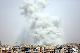 Khói bốc lên sau một cuộc không kích tại Raqa, Syria ngày 28/7. (Nguồn: AFP/TTXVN)