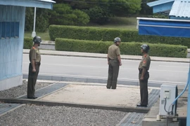 Binh sĩ Triều Tiên gác tại làng đình chiến Panmunjom ngày 27/7. (Nguồn: EPA/TTXVN)