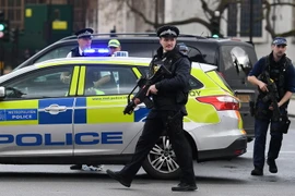 Cảnh sát Anh được triển khai tại hiện trường vụ tấn công bên ngoài tòa nhà Quốc hội ở London ngày 22/3. (Nguồn: EPA/TTXVN)