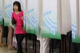 Một cử tri tham gia bỏ phiếu trực tiếp. (Nguồn: scmp)