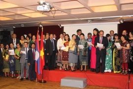  Cán bộ, nhân viên của hai Đại sứ quán Việt Nam và Lào biểu diễn văn nghệ. (Ảnh: Linh Hương/TTXVN)