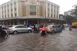 Tuyến phố Hàng Bài-Hai Bà Trưng bị ngập do mưa lớn. (Ảnh: Doãn tấn/TTXVN)
