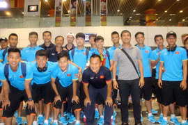 Cầu thủ và Ban huấn luyện U22 Việt Nam chụp ảnh lưu niệm tại Sân bay quốc tế Kuala Lumpur. (Ảnh: Hoàng Nhương/TTXVN)