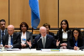Đặc phái viên Liên hợp quốc về Syria Staffan de Mistura (giữa) tại phiên hòa đàm thứ 4 về Syria tại Geneva, Thụy Sĩ. (Nguồn: EPA/ TTXVN)