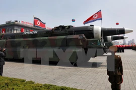 Các tên lửa của Triều Tiên được giới thiệu trong lễ duyệt binh kỷ niệm 105 năm ngày sinh cố Chủ tịch Kim Nhật Thành ở thủ đô Bình Nhưỡng ngày 15/4. (Nguồn: EPA/TTXVN)