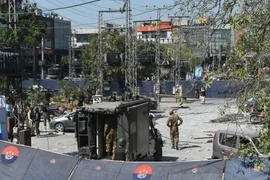 Lực lượng an ninh Pakistan phong tỏa hiện trường vụ đánh bom ở Lahore ngày 23/2. (Nguồn: AFP/TTXVN)