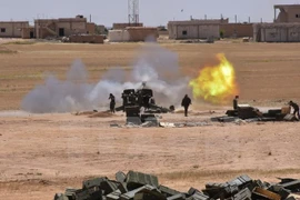 Quân Chính phủ Syria nã pháo vào thành trì của IS trong chiến dịch giải phóng thị trấn Maskana ở Aleppo ngày 16/5. (Nguồn: AFP/TTXVN)