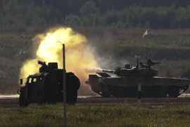 Binh sĩ Belarus trên xe tăng T-72 tham gia cuộc diễn tập quân sự ở Alabino, ngoại ô Moskva, Nga, ngày 12/8. (Nguồn: EPA/TTXVN)