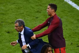 Huấn luyện viên Fernando Santos tiếc nuối khi bị từ chối 1 bàn thắng. (Nguồn: 90min.com)