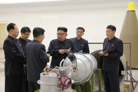 Nhà lãnh đạo Triều Tiên Kim Jong-un (thứ 3, phải) kiểm tra quả bom H tại một địa điểm bí mật ngày 3/9. (Nguồn: EPA/TTXVN)