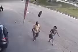 [Video] Người đi bộ suýt mất mạng vì bị lốp xe văng trúng đầu