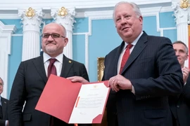 Ngoại trưởng Montenegro Srdjan Darmanovic (trái) và Thứ trưởng Ngoại giao Mỹ Thomas Shannon tại buổi lễ ở Bộ Ngoại giao Mỹ. (Nguồn: EPA/TTXVN)