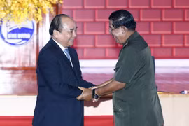 Thủ tướng hai nước tại buổi gặp mặt cán bô, sinh viên, cựu chiến binh Việt Nam tham gia công tác, chiến đấu tại Campuchia. (Ảnh: Thống Nhất /TTXVN) 