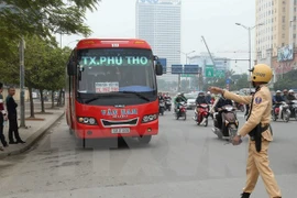 Cảnh sát giao thông Đội 6, Công an Thành phố Hà Nội xử lý trường hợp xe khách vi phạm trên đường Phạm Hùng. (Ảnh: Doãn Tấn/TTXVN)