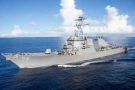 Tàu khu trục USS John S. McCain (DDG-56) của Hải quân Mỹ tại vùng biển Philippines ngày 14/6. (Nguồn: EPA/TTXVN) 