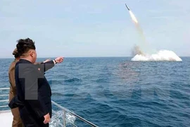 Nhà lãnh đạo Triều Tiên Kim Jong-un thị sát một vụ phóng thử tên lửa từ tàu ngầm. (Nguồn: Reuters/TTXVN)