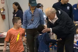 Tổng thống Mỹ Donald Trump thăm hỏi các nạn nhân của siêu bão Harvey ở thành phố Houston, bang Texas ngày 2/9. (Nguồn: AFP/TTXVN)