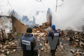 Các quan sát viên thuộc Tổ chức OSCE điều tra ngôi nhà riêng bị phá hủy sau một vụ nã pháo ở Avdiivka, Ukraine. (Nguồn: EPA/TTXVN) 
