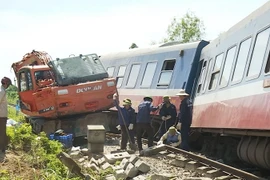 Lực lượng chức năng đang nỗ lực khắc phục hậu quả vụ tai nạn đường sắt ở Quảng Bình. (Ảnh: Võ Dung/TTXVN)
