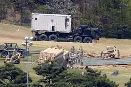Các trang thiết bị cần thiết cho việc lắp đặt THAAD được vận chuyển tới Seongju, đông nam Hàn Quốc ngày 27/4. (Nguồn: Yonhap/TTXVN)
