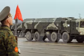 Tên lửa đạn đạo Iskander của Nga trong buổi tổng duyệt lễ duyệt binh ở Alabino ngoại ô Mátxcơva. (Nguồn: AFP/TTXVN)