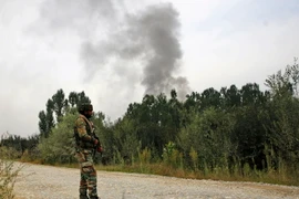 Khói bốc lên hiện trường vụ đấu súng ở Pulwama ngày 26/8. (Nguồn: EPA/TTXVN)