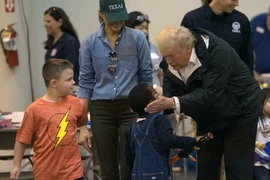 Tổng thống Mỹ Donald Trump thăm hỏi các nạn nhân của siêu bão Harvey ở thành phố Houston, bang Texas ngày 2/9. (Nguồn: AFP/TTXVN)