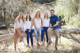 Brouwer (ngoài cùng bên trái) và gia đình mình. (Nguồn: Daily Mail)