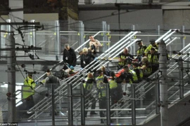 Cảnh sát đưa nạn nhân khỏi khu vực xảy ra vụ nổ. (Nguồn: Daily Mail)