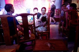 Khách hàng mếu máo khi thấy con chuột. (Nguồn: shanghaiist)