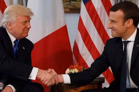 Tổng thống Pháp Emmanuel Macron (phải) và người đồng cấp Mỹ Donald Trump. (Nguồn: AP)