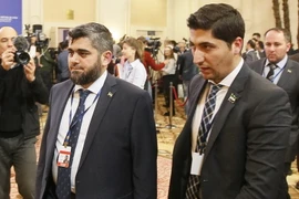 Trưởng đoàn đàm phán lực lượng nổi dậy Syria Mohammad Alloush (trái) tại vòng đàm phán thứ hai ở Astana ngày 16/2. (Nguồn: EPA/TTXVN)