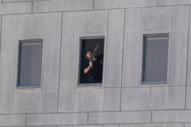 Cảnh sát Iran triển khai bên trong tòa nhà Quốc hội ở Tehran sau vụ tấn công. (Nguồn: EPA/TTXVN)