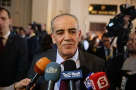 Đại diện phe đối lập Syria Yahya al-Aridi (giữa) trả lời báo giới trong ngày hòa đàm thứ hai ở Astana ngày 24/1. (Nguồn: THX/TTXVN)