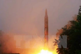 Một tên lửa đạn đạo được phóng thử trong cuộc tập trận của đơn vị pháo binh Hwasong thuộc Lực lượng chiến lược của Quân đội Nhân dân Triều Tiên. (Nguồn: YONHAP/TTXVN)