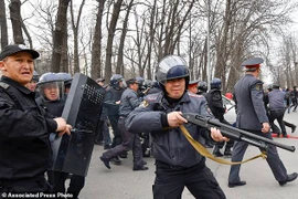 Cảnh sát Kyrgyzstan. (Nguồn: AP)