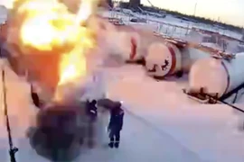 Rùng mình khoảnh khắc xe chở xăng phát nổ, "thổi bay" 2 công nhân