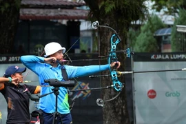 Vận động viên Châu Kiều Oanh đoạt huy chương bạc nội dung cung ba dây nữ. (Ảnh: Quốc Khánh/TTXVN)