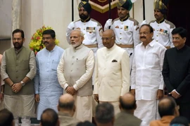 Tổng thống Ấn Độ Ramnath Kovind (thứ 3, phải) và Thủ tướng Narendra Modi (thứ 3, trái) tại lễ tuyên thệ nhậm chức của các tân Bộ trưởng ở New Delhi ngày 3/9. (Nguồn: AFP/TTXVN) 