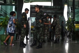 Binh sĩ Thái Lan gác tại lối vào một bệnh viện ở Bangkok sau vụ đánh bom ngày 22/5. (Nguồn: AFP/TTXVN)