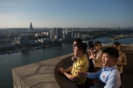 Khách du lịch tham quan tháp Juche tại thủ đô Bình Nhưỡng, Triều Tiên ngày 20/9. (Nguồn: AFP/TTXVN)